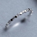 Anillo fino con estrellas y strass brillantes 