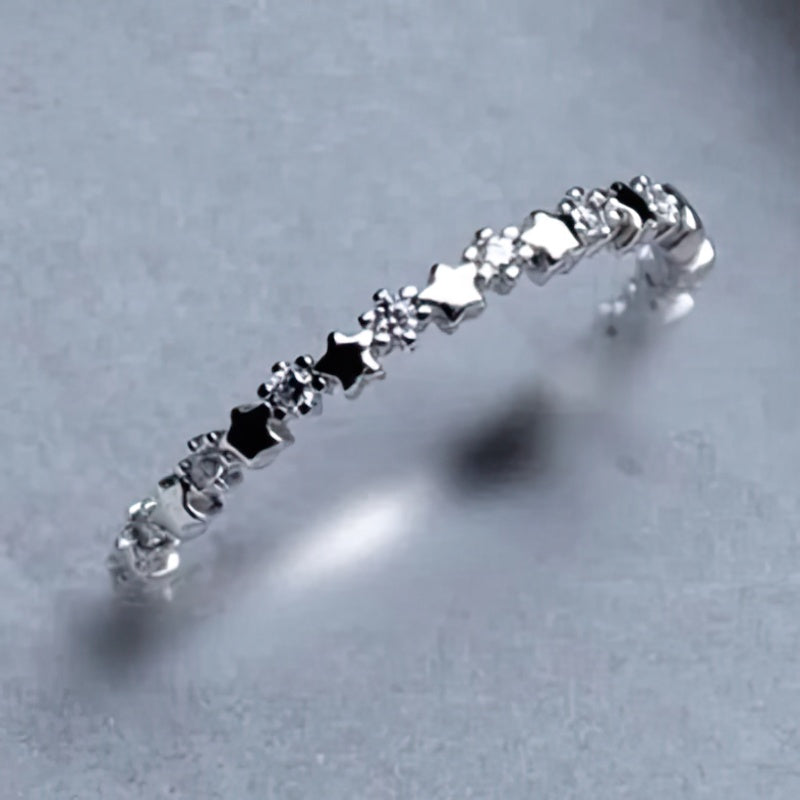 Anillo fino con estrellas y strass brillantes 