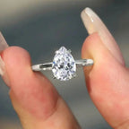 Anillo fino con gran cristal en forma de gota de agua de plata