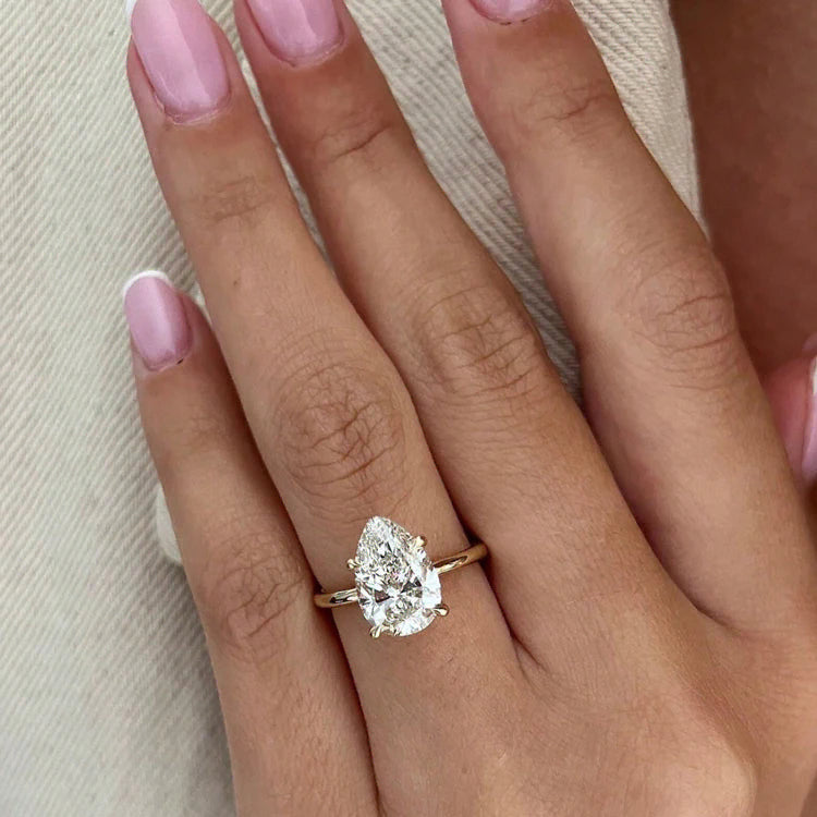 Anillo fino con gran cristal en forma de gota de agua de oro