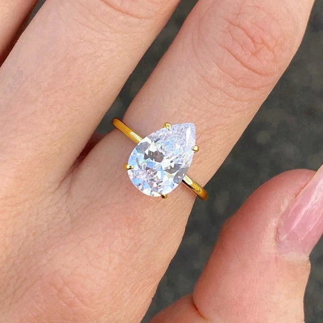 Anillo fino con gran cristal en forma de gota de agua de oro