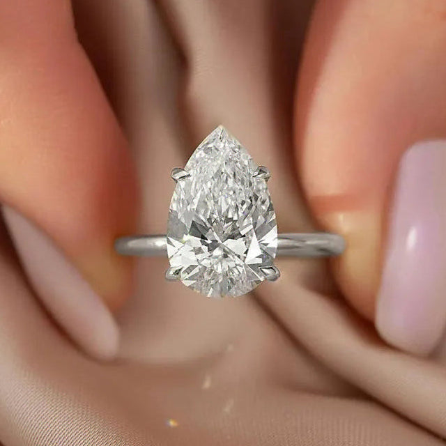 Anillo fino con gran cristal en forma de gota de agua de plata