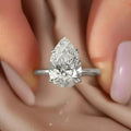 Anillo fino con gran cristal en forma de gota de agua de plata