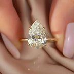 Anillo fino con gran cristal en forma de gota de agua de oro