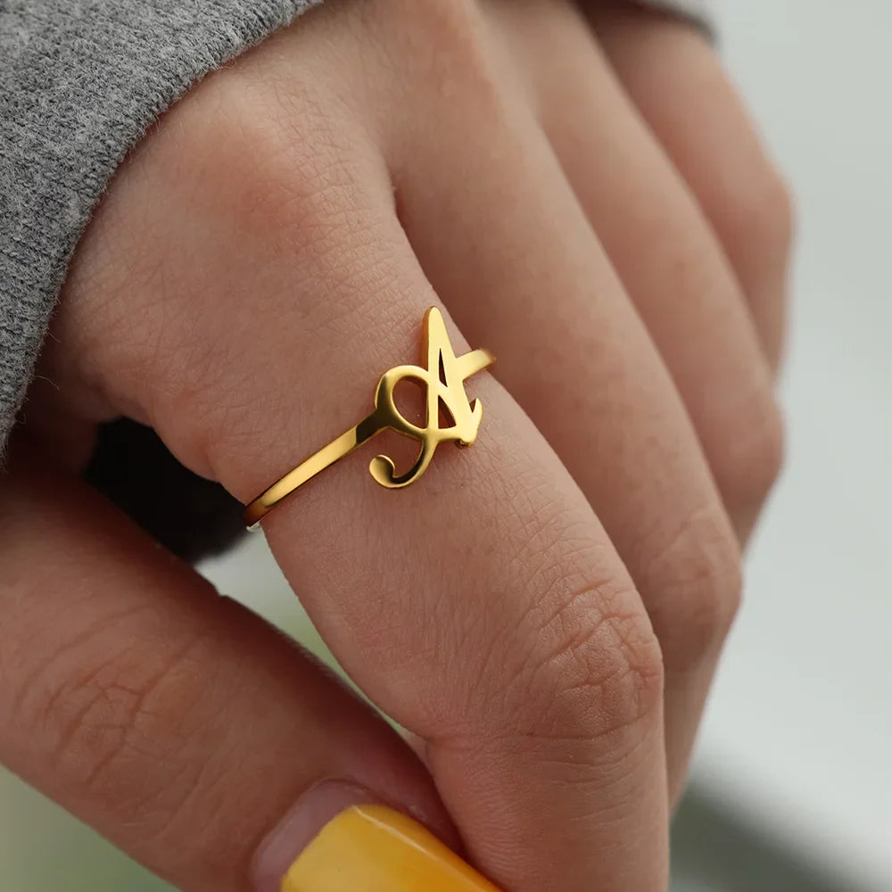 Anillo fino personalizado con inicial a