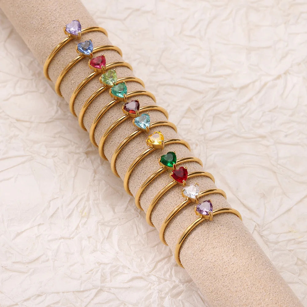 Anillo fino dorado con piedra de nacimiento en forma de corazón