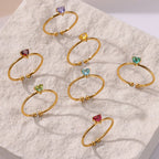 Anillo fino dorado con piedra de nacimiento en forma de corazón 