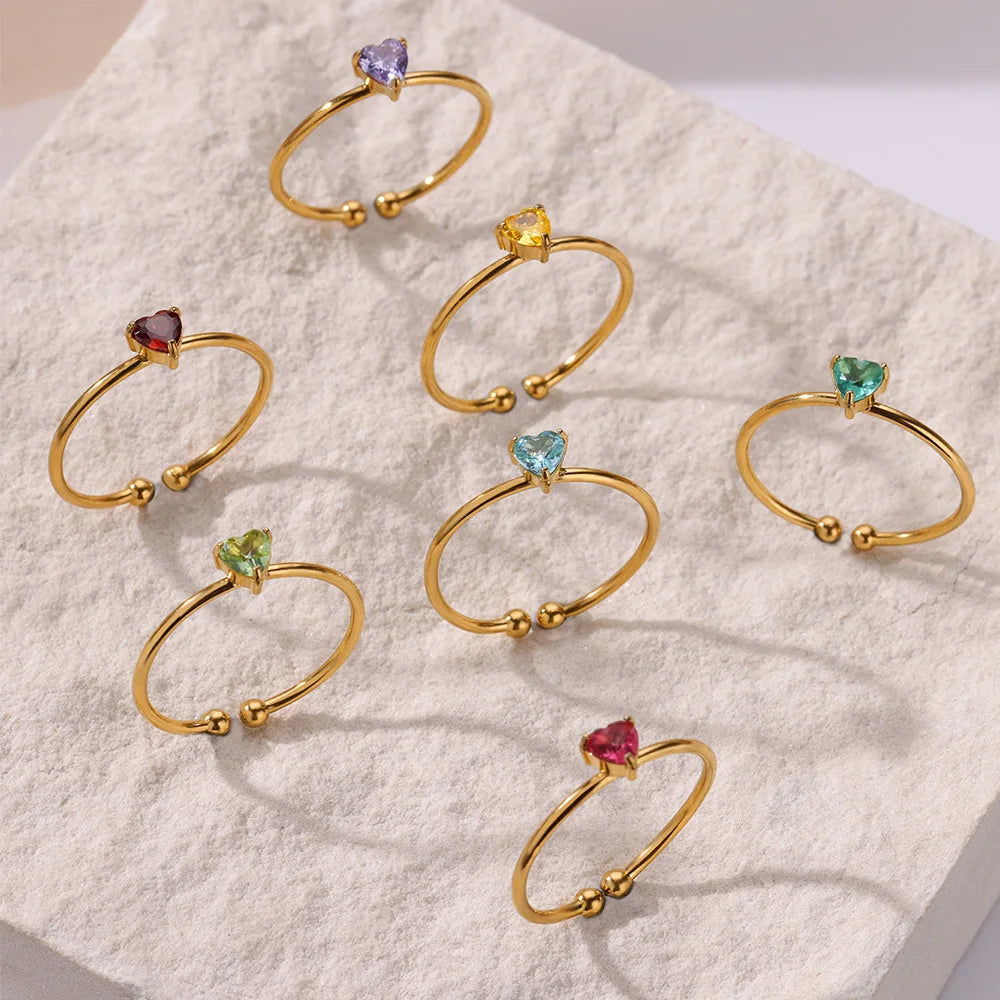 Anillo fino dorado con piedra de nacimiento en forma de corazón 