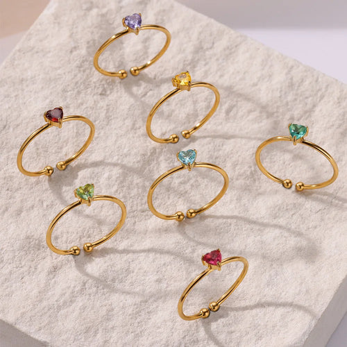Anillo fino dorado con piedra de nacimiento en forma de corazón 