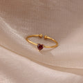 Anillo fino dorado con piedra de nacimiento en forma de corazón