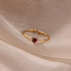 Anillo fino dorado con piedra de nacimiento en forma de corazón