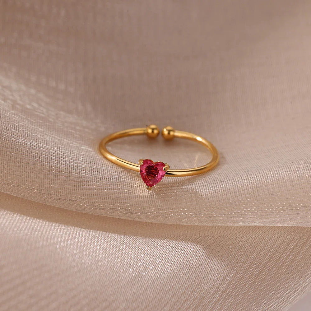 Anillo fino dorado con piedra de nacimiento en forma de corazón