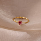 Anillo fino dorado con piedra de nacimiento en forma de corazón