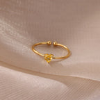 Anillo fino dorado con piedra de nacimiento en forma de corazón