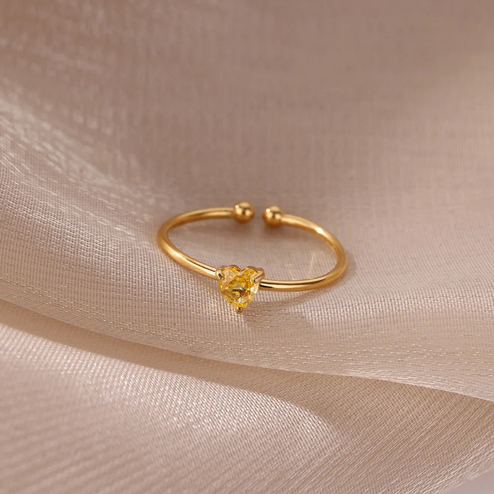 Anillo fino dorado con piedra de nacimiento en forma de corazón