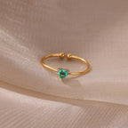 Anillo fino dorado con piedra de nacimiento en forma de corazón