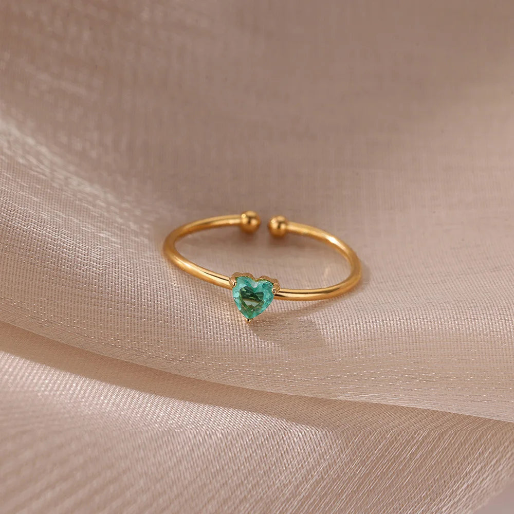 Anillo fino dorado con piedra de nacimiento en forma de corazón
