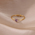 Anillo fino dorado con piedra de nacimiento en forma de corazón