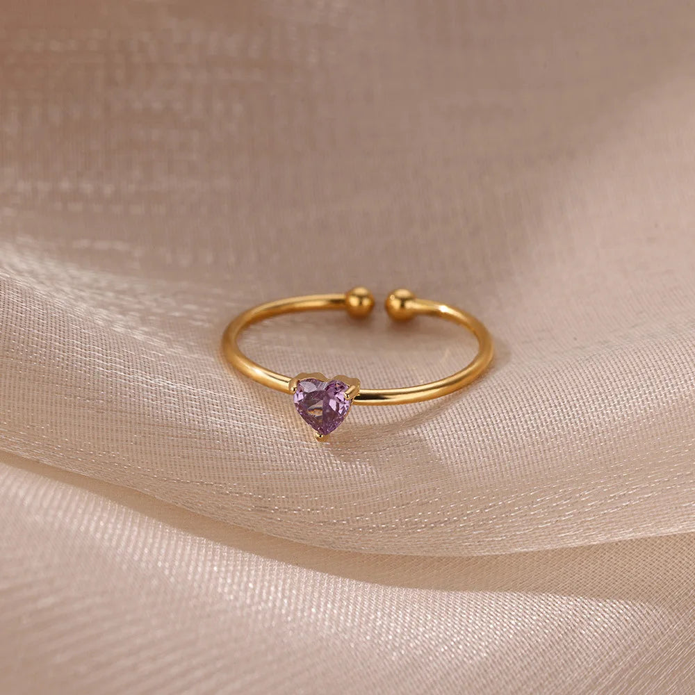 Anillo fino dorado con piedra de nacimiento en forma de corazón
