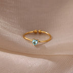 Anillo fino dorado con piedra de nacimiento en forma de corazón