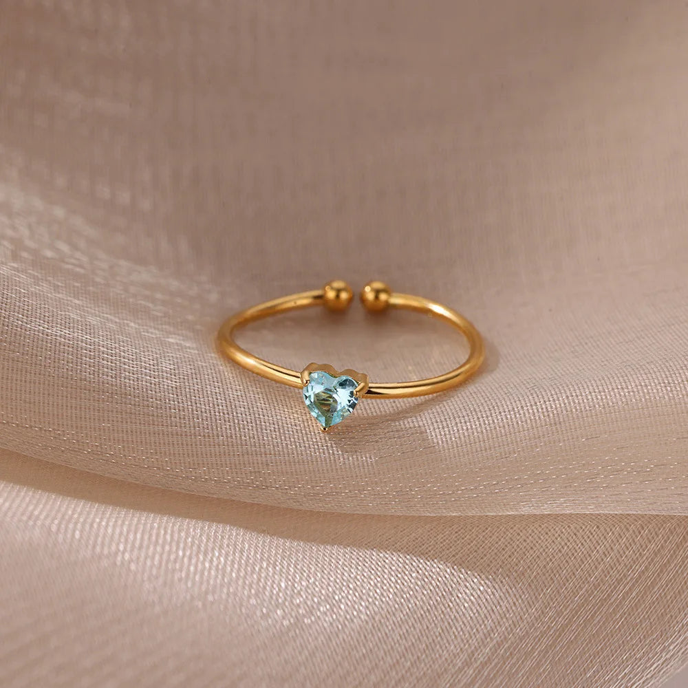 Anillo fino dorado con piedra de nacimiento en forma de corazón