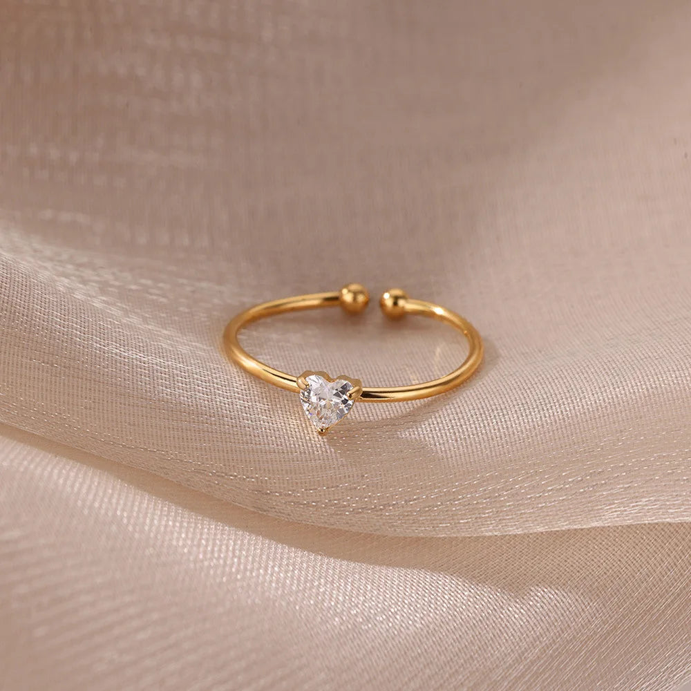 Anillo fino dorado con piedra de nacimiento en forma de corazón