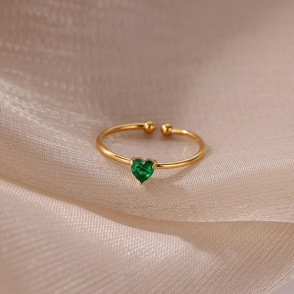 Anillo fino dorado con piedra de nacimiento en forma de corazón