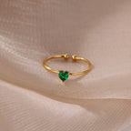 Anillo fino dorado con piedra de nacimiento en forma de corazón