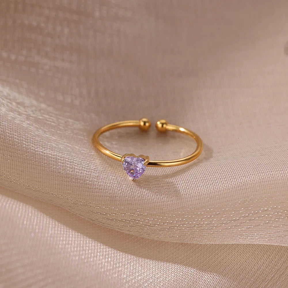 Anillo fino dorado con piedra de nacimiento en forma de corazón
