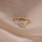 Anillo fino dorado con piedra de nacimiento en forma de corazón