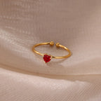 Anillo fino dorado con piedra de nacimiento en forma de corazón