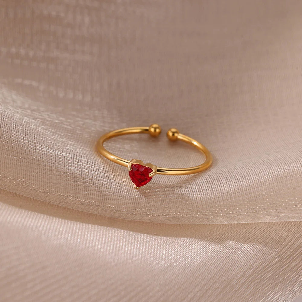 Anillo fino dorado con piedra de nacimiento en forma de corazón