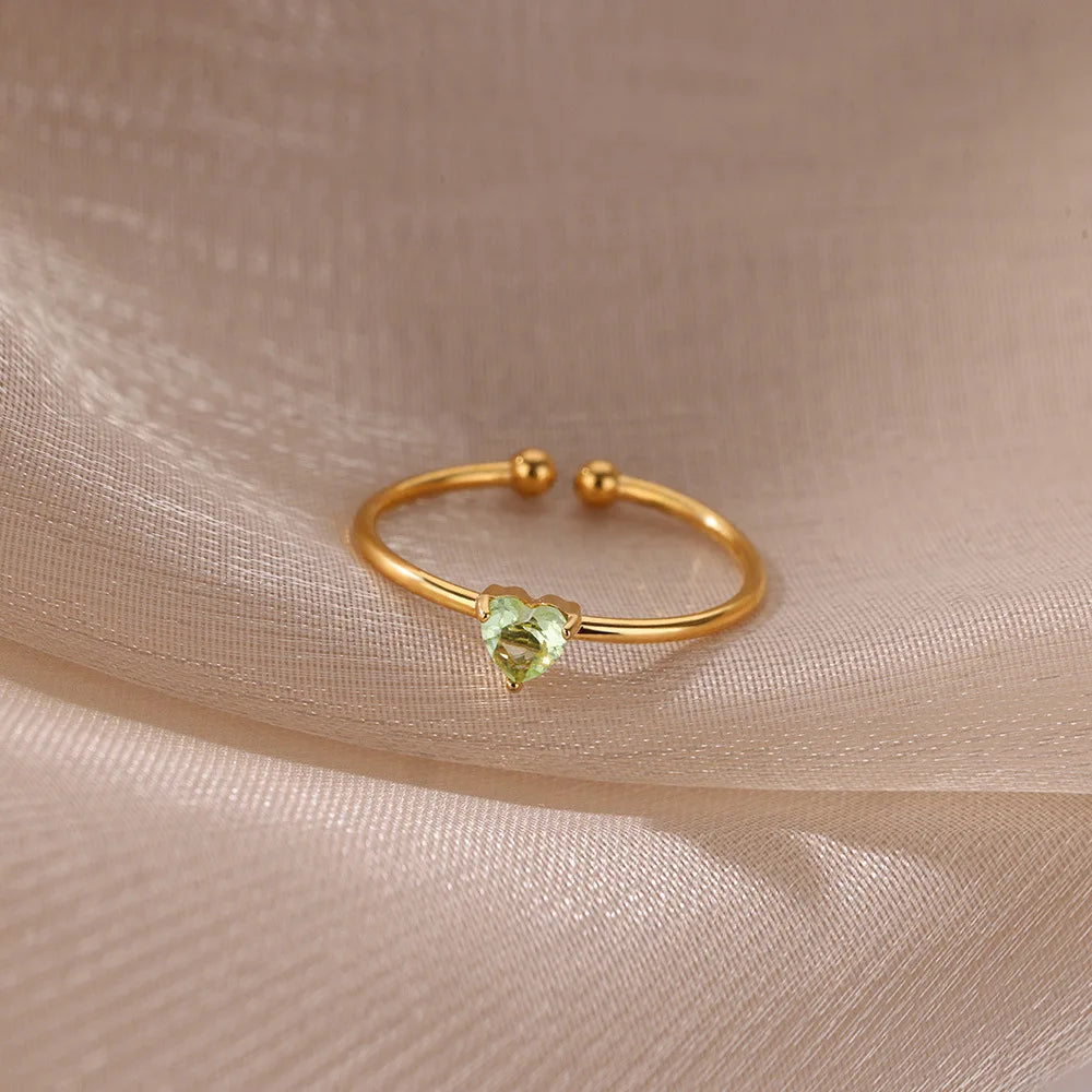 Anillo fino dorado con piedra de nacimiento en forma de corazón