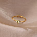 Anillo fino dorado con piedra de nacimiento en forma de corazón
