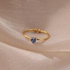 Anillo fino dorado con piedra de nacimiento en forma de corazón