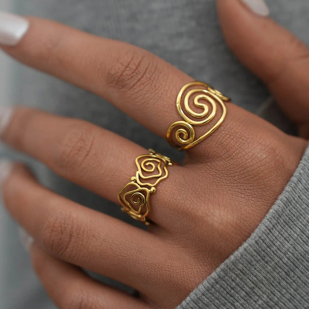 Anillo fino dorado en forma de espiral