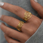 Anillo fino dorado en forma de espiral