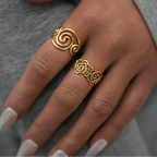 Anillo fino dorado en forma de espiral