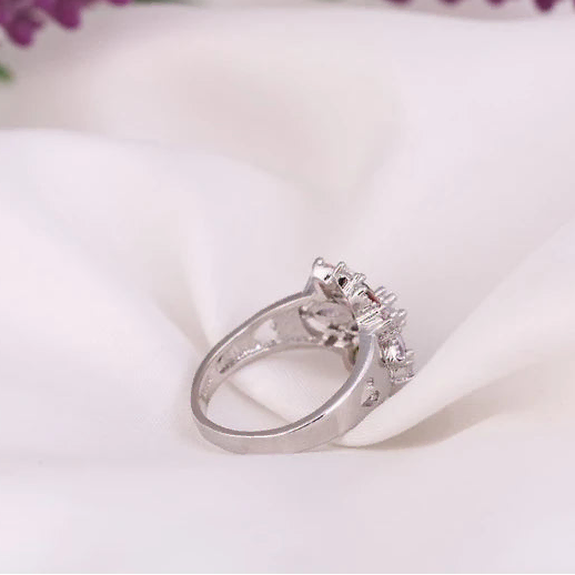 Anillo flor con cristales multicolores