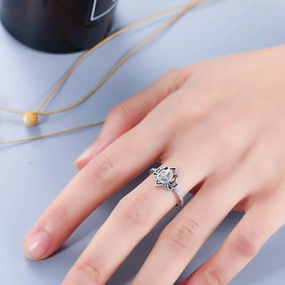Anillo Flor de Loto Plateado Mujer blanco