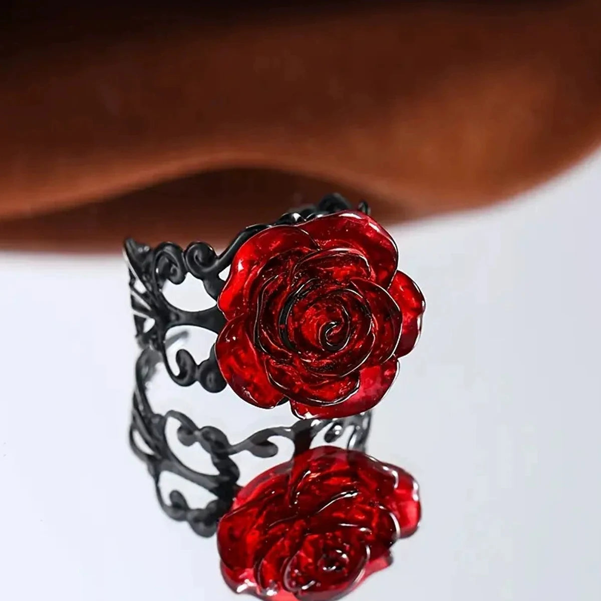 Anillo flor de rosa roja estilo gótico