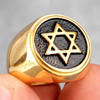 Anillo grabado con la <span data-glossary-id="etoile-de-david">estrella de David</span> símbolo judío oro