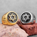 Anillo grabado con la <span data-glossary-id="etoile-de-david">estrella de David</span> símbolo judío oro