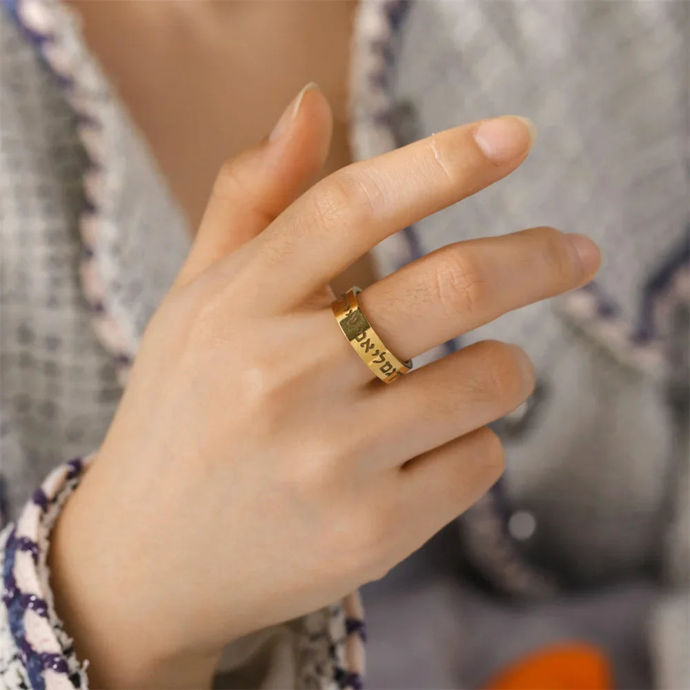 Anillo ancho con letras en hebreo judío oro