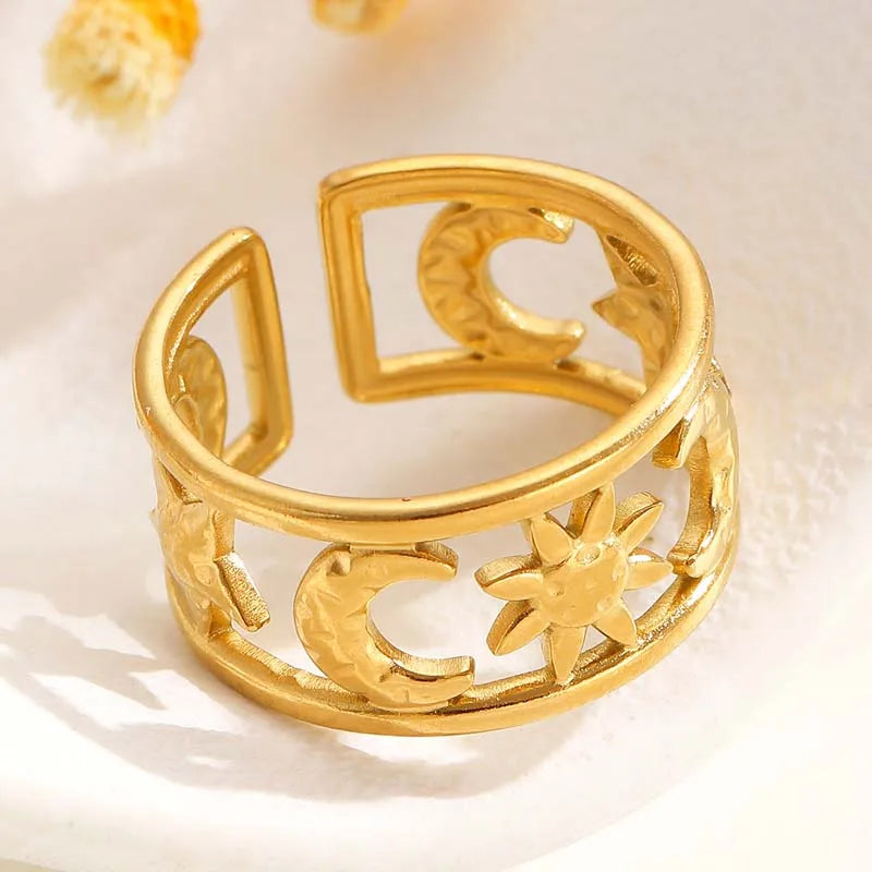 Anillo ancho efecto celeste sol y luna oro
