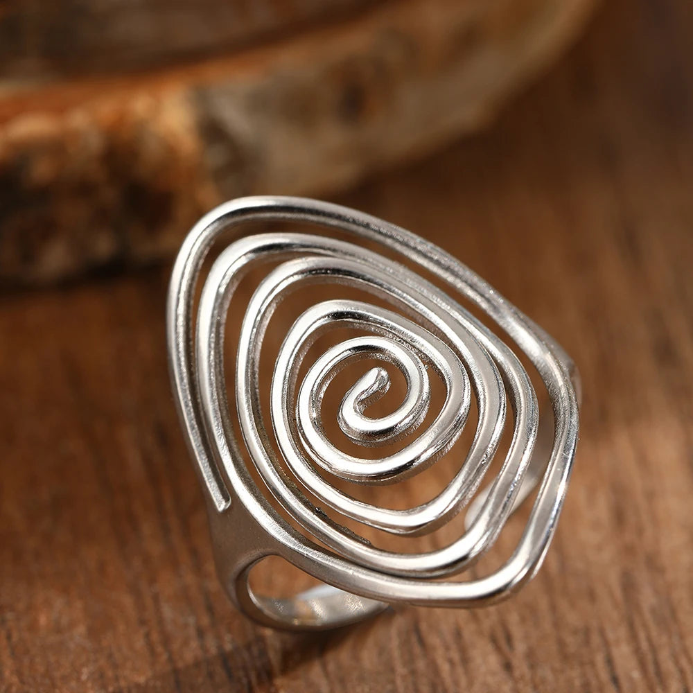 Anillo ancho con forma de espiral texturizada plateado