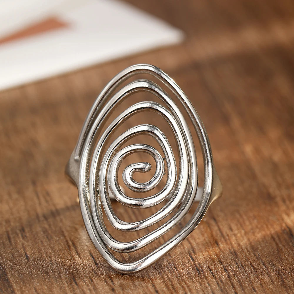 Anillo ancho con forma de espiral texturizada plateado