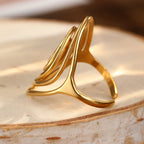 Anillo ancho con forma de espiral texturizada dorado
