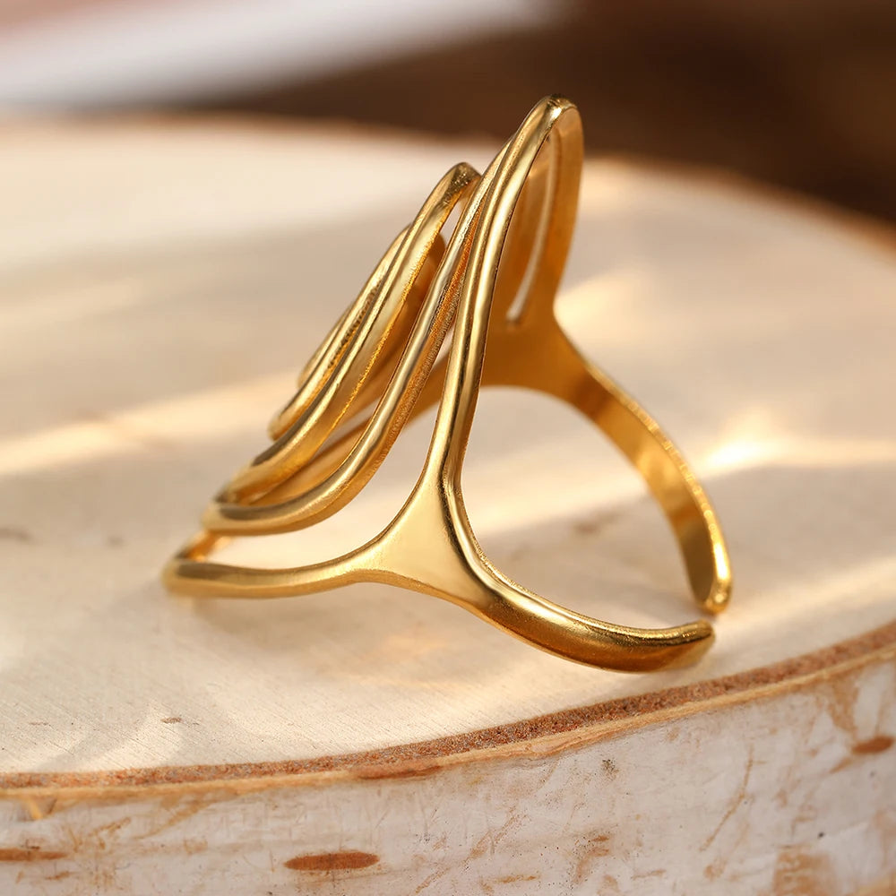 Anillo ancho con forma de espiral texturizada dorado