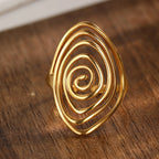 Anillo ancho con forma de espiral texturizada dorado
